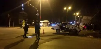 Işık ihlali yapan kamyon otomobili hurdaya çevirdi