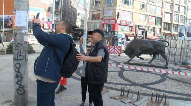Kadıköy'ün simgesi boğa heykeli 15 gün süreyle bakıma alındı! Etrafı bariyerlerle kapatıldı Kadıköy'ün simgesi boğa heykeli 15 gün süreyle bakıma alındı! Etrafı bariyerlerle kapatıldı