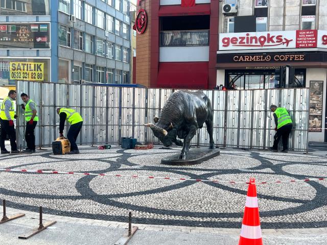 Kadıköy'ün simgesi boğa heykeli 15 gün süreyle bakıma alındı! Etrafı bariyerlerle kapatıldı Kadıköy'ün simgesi boğa heykeli 15 gün süreyle bakıma alındı! Etrafı bariyerlerle kapatıldı