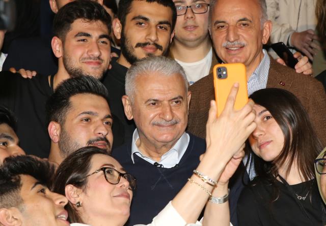 Binali Yıldırım'dan yurt dışına yerleşmek isteyen gençlere uyarı: Davulun sesi uzaktan hoş gelir