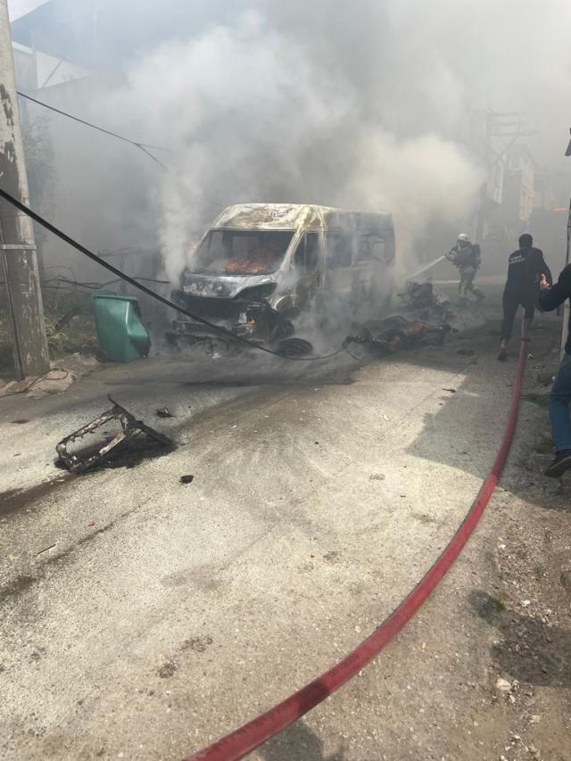 Bursa'da mahalle arasına düşen uçak panik yarattı! İşte olay yerinden ilk görüntüler