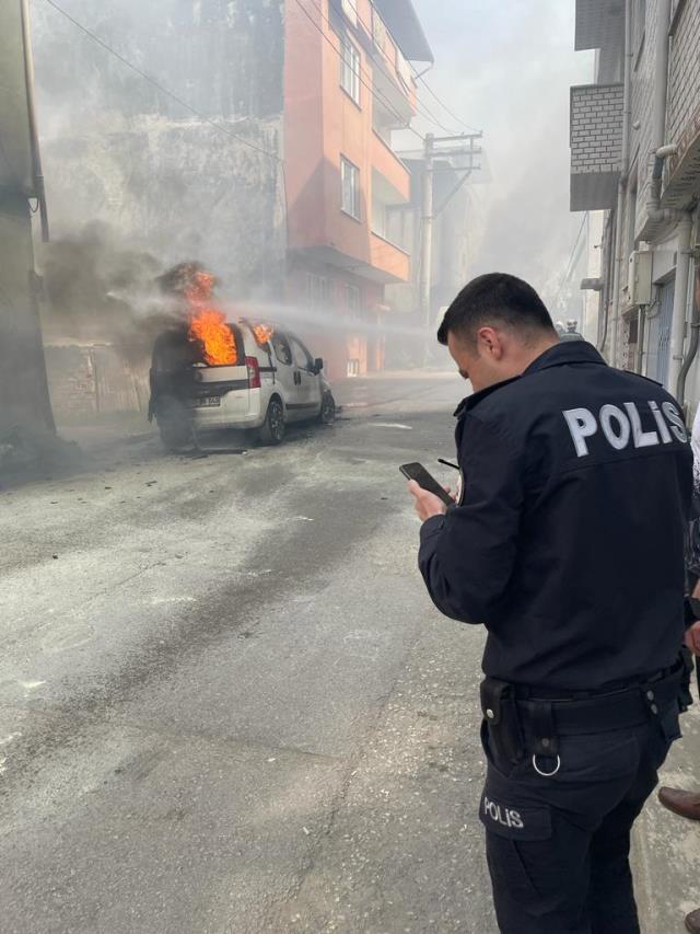 Bursa'da mahalle arasına düşen uçak panik yarattı! İşte olay yerinden ilk görüntüler