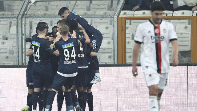 Kara Kartal ağır yaralı! Beşiktaş taraftarı önünde Kasımpaşa'ya 3-0 mağlup oldu Kara Kartal ağır yaralı! Beşiktaş taraftarı önünde Kasımpaşa'ya 3-0 mağlup oldu