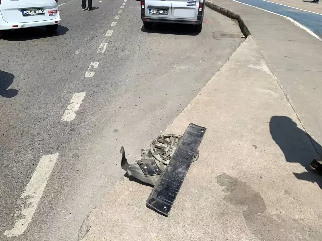 Aşırı hız yapan sürücü, seyir halindeki 3 araca çarparak takla attı