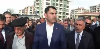 Bakan Kurum, Sürsürü Mahallesinde yapımı tamamlanan deprem konutlarında incelemelerde bulundu