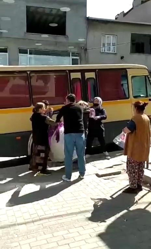 Yer anlaşmazlığı yaşayan kağıt toplayıcısı iki kadın, saçlarından kan gelene kadar kavga etti Yer anlaşmazlığı yaşayan kağıt toplayıcısı iki kadın, saçlarından kan gelene kadar kavga etti