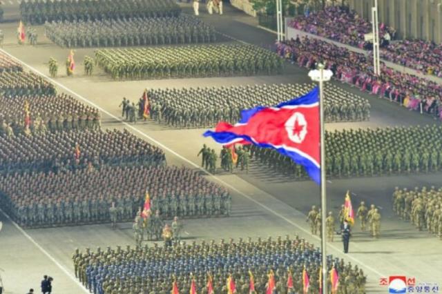 Kuzey Kore'de gece yarısı askeri tören! Nükleer silahlarla gövde gösterisi yaptılar!