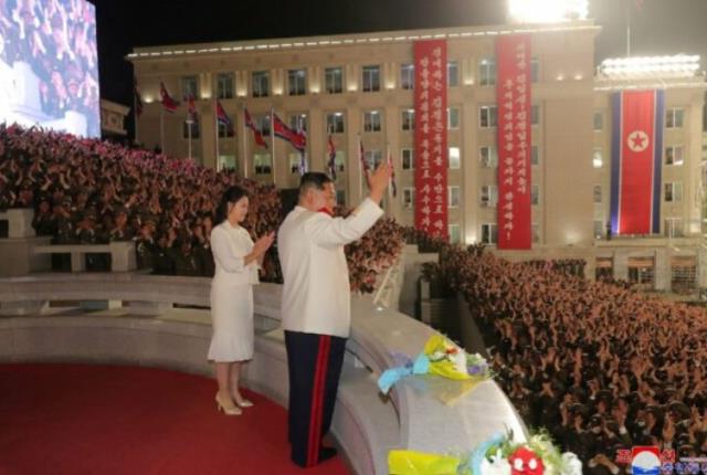 Kuzey Kore'de gece yarısı askeri tören! Nükleer silahlarla gövde gösterisi yaptılar!