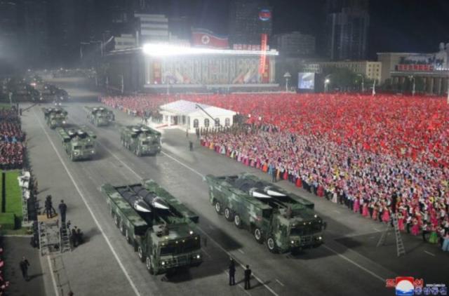 Kuzey Kore'de gece yarısı askeri tören! Nükleer silahlarla gövde gösterisi yaptılar!