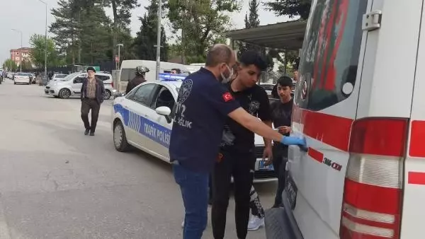 Otomobille çarpışan motosikletli yola düştü; o anlar kamerada