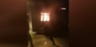 Mahalleli, alevlere teslim olan evi kovalarla su taşıyarak böyle söndürmeye çalıştı
