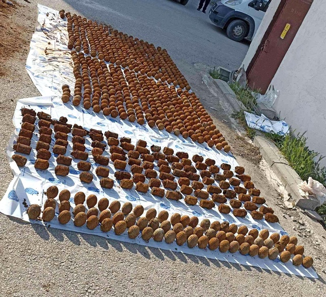 Toprağa gömülü bulunan yüzlerce bombanın sırrı çözülüyor Toprağa gömülü bulunan yüzlerce bombanın sırrı çözülüyor