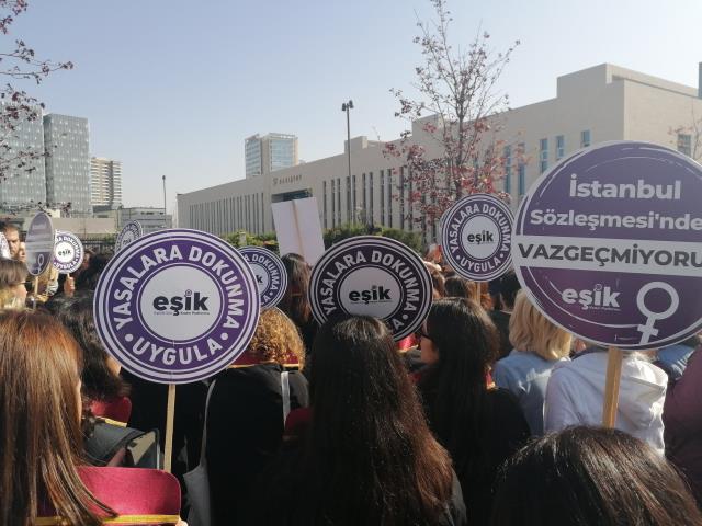 Binlerce kadın Danıştay kapısında İstanbul Sözleşmesi'ni bekliyor: Bekleyen kadınlara polis müdahalesi