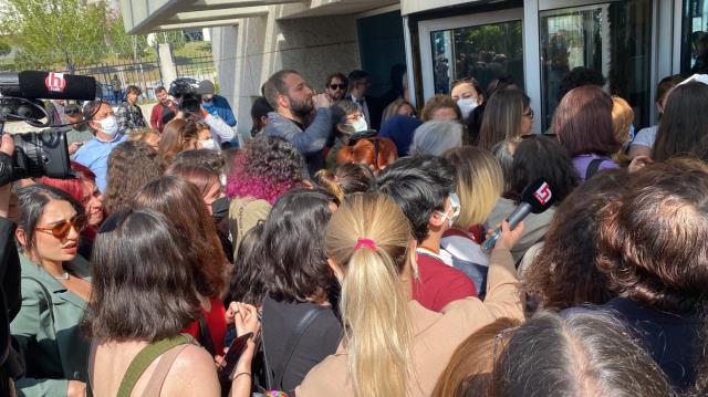 Binlerce kadın Danıştay kapısında İstanbul Sözleşmesi'ni bekliyor: Bekleyen kadınlara polis müdahalesi