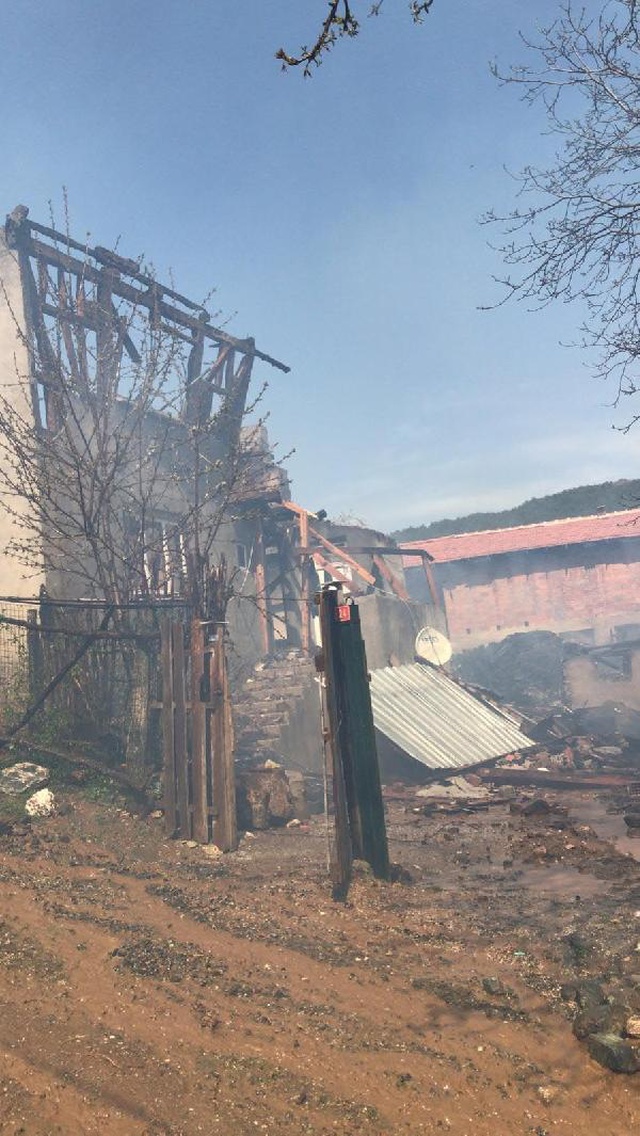 Çalıları yakmak isterken kendi evini yakıp kül etti Çalıları yakmak isterken kendi evini yakıp kül etti