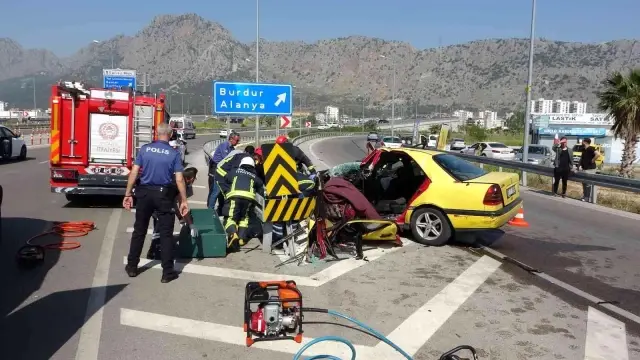 Ticari taksi ortadan ikiye bölündü, genç sürücü olay yerinde hayatını kaybetti