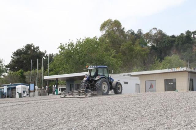 Antalya'nın dünyaca ünlü Konyaaltı sahilinde traktörle düzenleme çalışması yapıldı Antalya'nın dünyaca ünlü Konyaaltı sahilinde traktörle düzenleme çalışması yapıldı