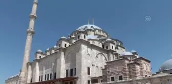Fatih Camisi'nde ramazanın son cuma namazı kılındı