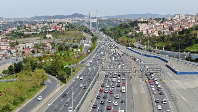İSTANBUL TRAFİĞİNDE SON DURUM HAVADAN GÖRÜNTÜLENDİ (1) İSTANBUL TRAFİĞİNDE SON DURUM HAVADAN GÖRÜNTÜLENDİ (1)