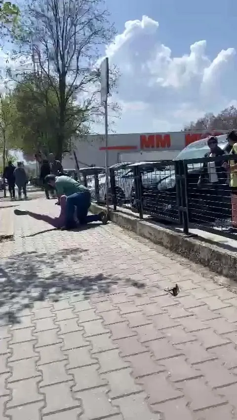 Kıskançlık kavgasında yere yatırdığı kadının üzerine çıkan adam, 'Nefes alamıyorum' çığlıklarına aldırış etmedi