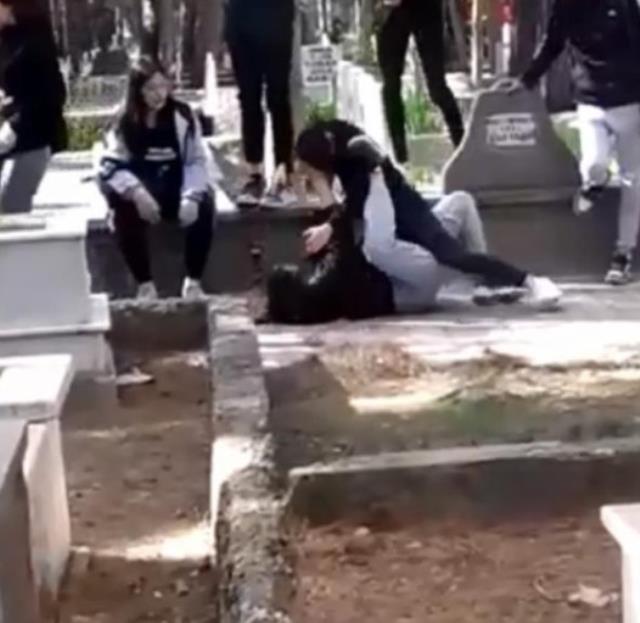 Liselilerin saç saça baş başa kavgasını çekirdek yiyerek izlediler Liselilerin saç saça baş başa kavgasını çekirdek yiyerek izlediler