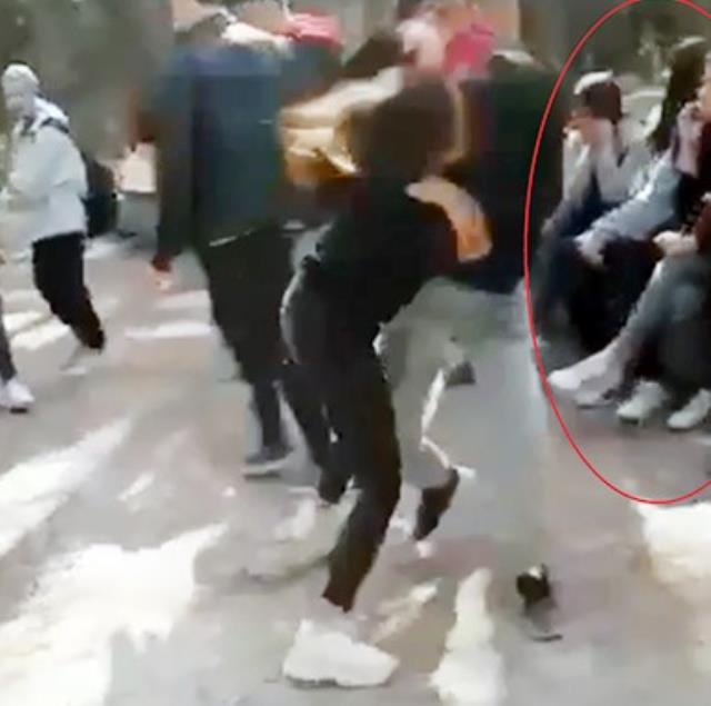 Liselilerin saç saça baş başa kavgasını çekirdek yiyerek izlediler Liselilerin saç saça baş başa kavgasını çekirdek yiyerek izlediler