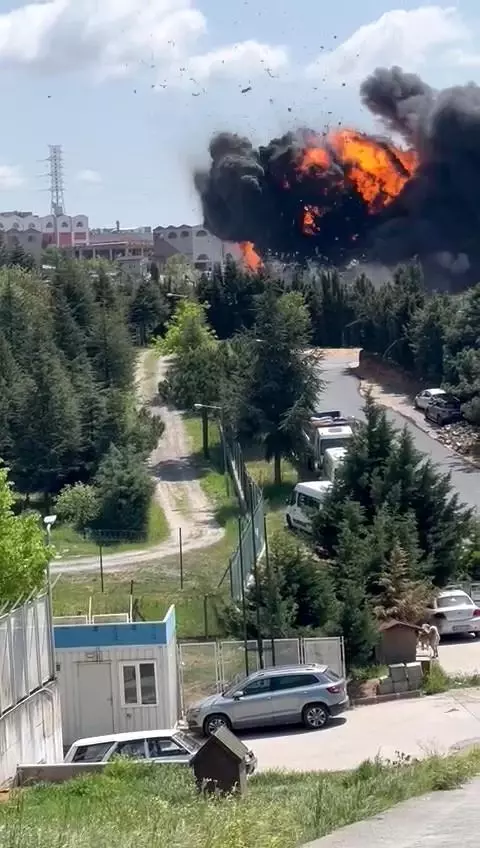 Tuzla'daki vernik fabrikasında büyük patlama! İtfaiye ekipleri yangına müdahale ediyor