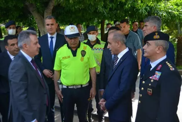 Uygulamayı görünce panikleyen sürücü ön koltuktaki çocuğu arka koltuğa atıp kaçmaya çalıştı