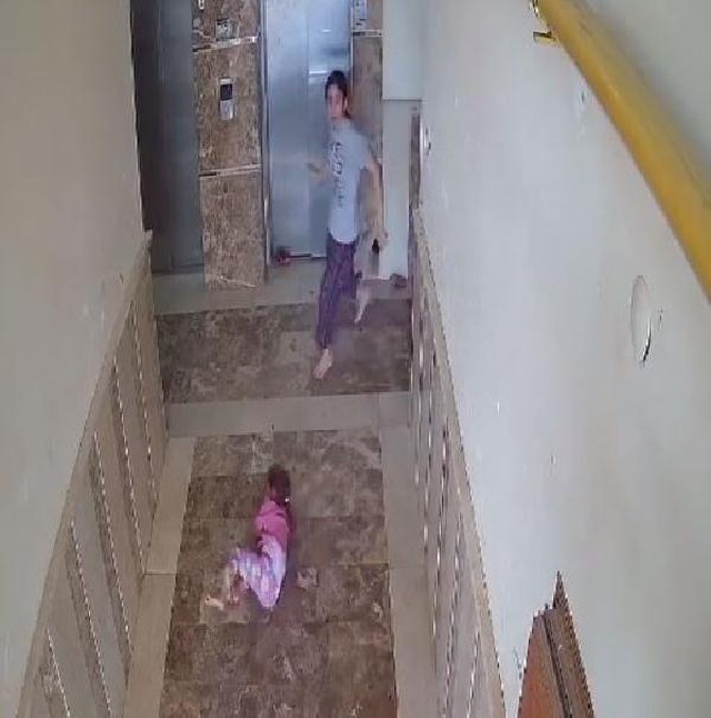 Bu kaçıncı oldu? Apartmanın koridorunda oynayan küçük çocuğa köpek saldırdı