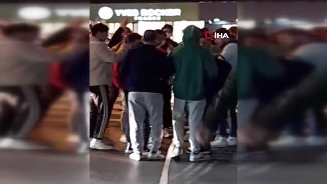 Bağdat Caddesi'nde ortalık karıştı! Fenerbahçe ile Trabzonspor taraftarı birbirine girdi Bağdat Caddesi'nde ortalık karıştı! Fenerbahçe ile Trabzonspor taraftarı birbirine girdi