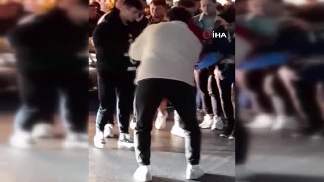 Bağdat Caddesi'nde ortalık karıştı! Fenerbahçe ile Trabzonspor taraftarı birbirine girdi Bağdat Caddesi'nde ortalık karıştı! Fenerbahçe ile Trabzonspor taraftarı birbirine girdi