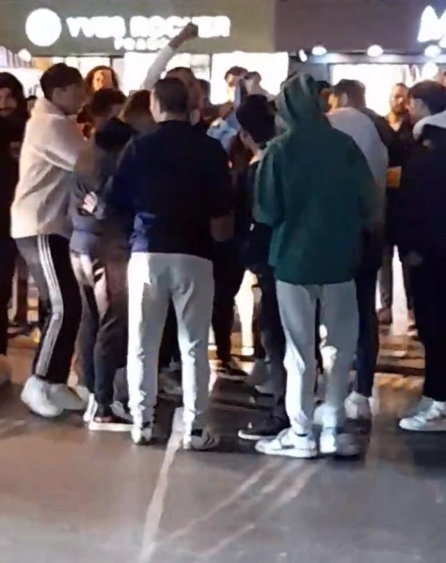 Bağdat Caddesi'nde ortalık karıştı! Fenerbahçe ile Trabzonspor taraftarı birbirine girdi Bağdat Caddesi'nde ortalık karıştı! Fenerbahçe ile Trabzonspor taraftarı birbirine girdi