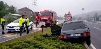 Düzce'de beton bariyerlere çarpan otomobilin sürücüsü ağır yaralandı