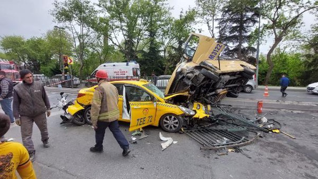 İstanbul'da feci kaza! Kontrolden çıkan minibüs taksinin üzerine devrildi: 6 yaralı İstanbul'da feci kaza! Kontrolden çıkan minibüs taksinin üzerine devrildi: 6 yaralı