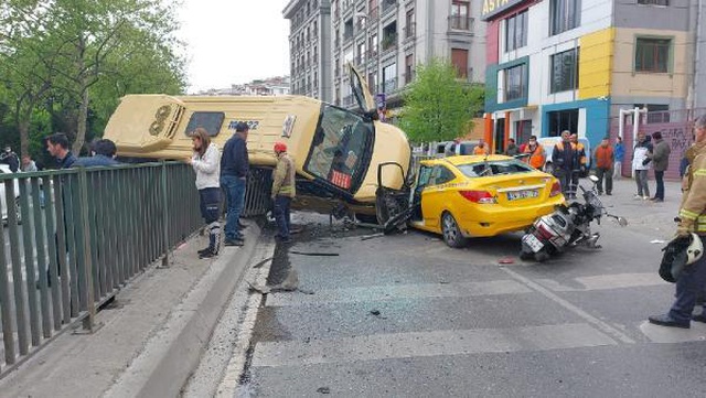 İstanbul'da feci kaza! Kontrolden çıkan minibüs taksinin üzerine devrildi: 6 yaralı İstanbul'da feci kaza! Kontrolden çıkan minibüs taksinin üzerine devrildi: 6 yaralı