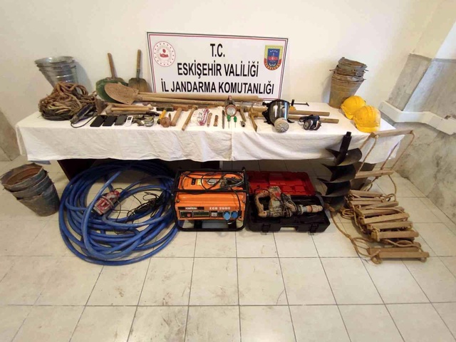 Kaçak kazı yapan 5 kişi, 14 metre derinlikteki çukurda suçüstü yakalandı Kaçak kazı yapan 5 kişi, 14 metre derinlikteki çukurda suçüstü yakalandı