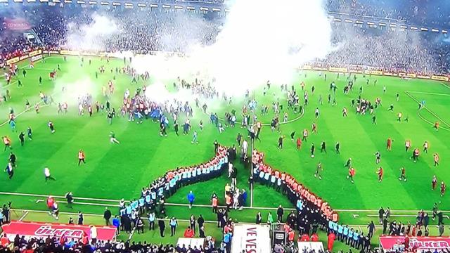 Son Dakika: Trabzonspor taraftarı son düdüğün çalındığını zannederek maçın son dakikasında sahaya indi