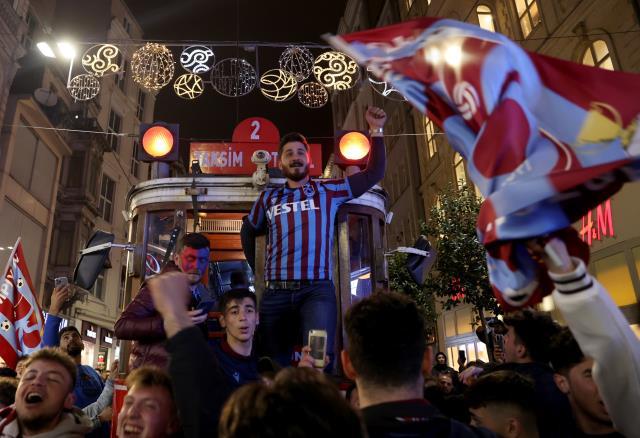 Trabzonspor'un şampiyonluğu Türkiye'nin dört bir yanında horonlar ve kolbastı ile kutlanıyor