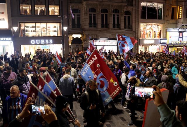Trabzonspor'un şampiyonluğu Türkiye'nin dört bir yanında horonlar ve kolbastı ile kutlanıyor