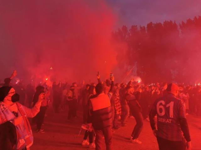 Trabzonspor'un şampiyonluğu Türkiye'nin dört bir yanında horonlar ve kol bastı ile kutlandı