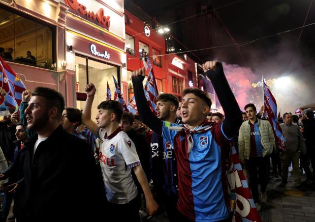 Trabzonspor'un şampiyonluğu Türkiye'nin dört bir yanında horonlar ve kolbastı ile kutlanıyor