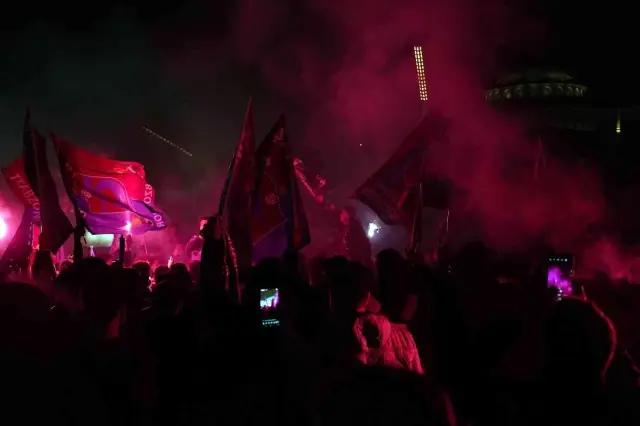 Trabzonspor'un şampiyonluğu Türkiye'nin dört bir yanında horonlar ve kol bastı ile kutlandı