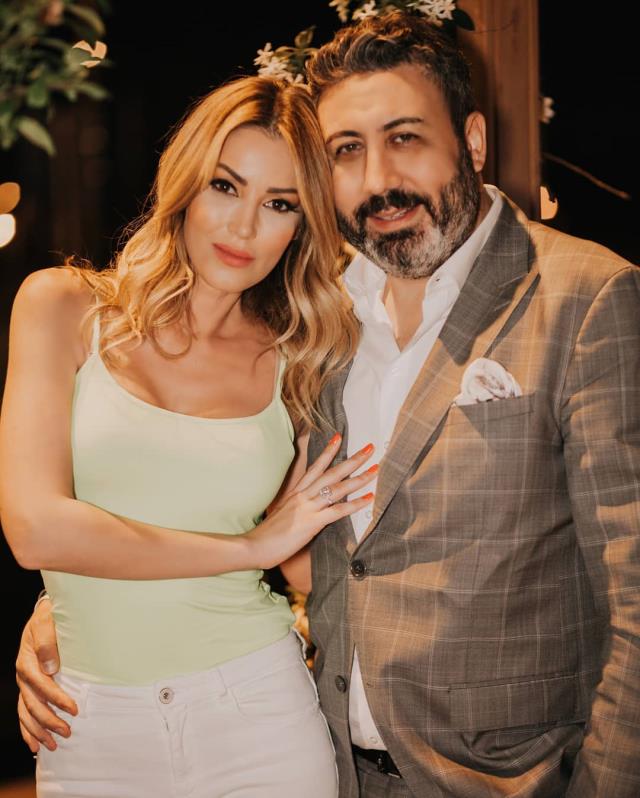 1,5 ay önce Petek Dinçöz'den boşanan Serkan Kodaloğlu, genç şarkıcı ile el ele poz verdi
