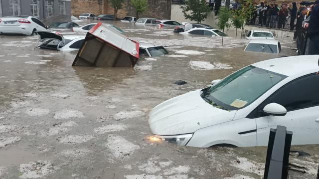 Adıyaman'da sel felaketi! Onlarca araç sular altında kaldı Adıyaman'da sel felaketi! Onlarca araç sular altında kaldı