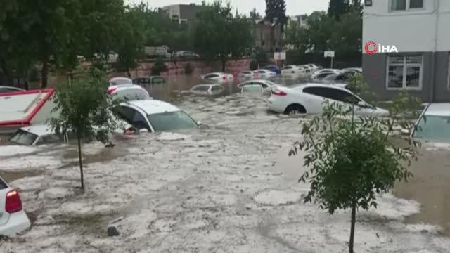Adıyaman'da sel felaketi! Onlarca araç sular altında kaldı Adıyaman'da sel felaketi! Onlarca araç sular altında kaldı