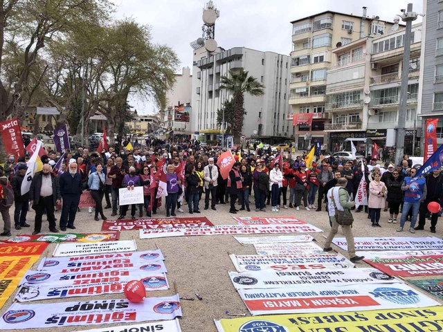 Atılan sloganlara kızan Türk-İş üyeleri 1 Mayıs kortejinden ayrıldı Atılan sloganlara kızan Türk-İş üyeleri 1 Mayıs kortejinden ayrıldı