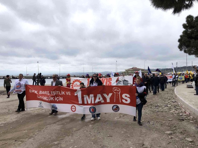 Atılan sloganlara kızan Türk-İş üyeleri 1 Mayıs kortejinden ayrıldı Atılan sloganlara kızan Türk-İş üyeleri 1 Mayıs kortejinden ayrıldı