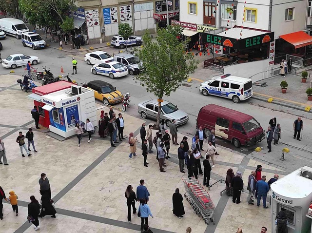 Polis otosunda kanlar içinde bulundu! Beylik tabancasından çıkan kurşunla vurulan genç polis hayatını kaybetti Polis otosunda kanlar içinde bulundu! Beylik tabancasından çıkan kurşunla vurulan genç polis hayatını kaybetti