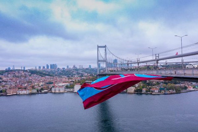 Bordo-mavili bayrak İstanbul Boğazı'nda Bordo-mavili bayrak İstanbul Boğazı'nda