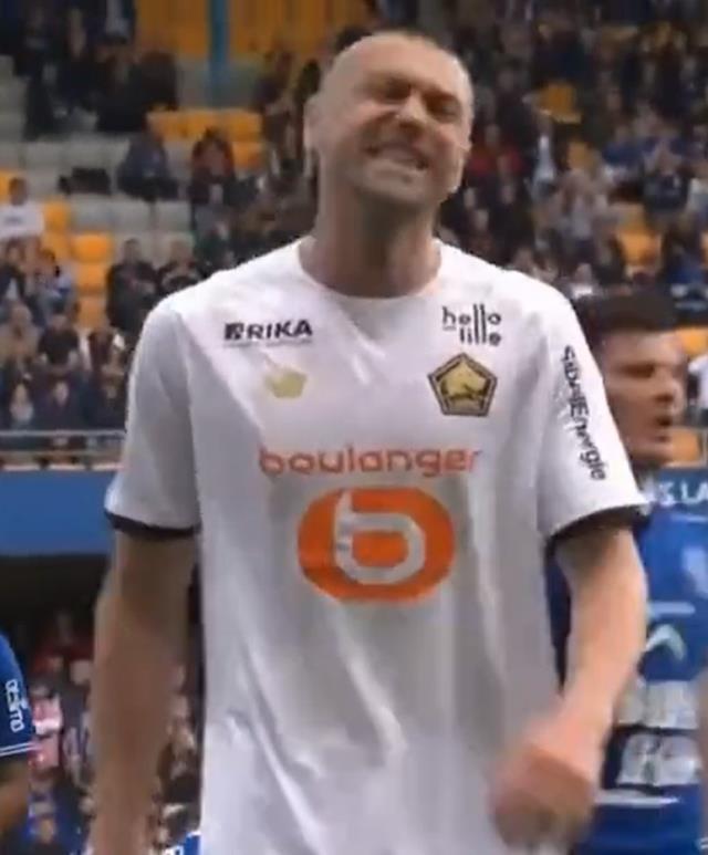 Burak Yılmaz kendini kaybetti! Sahada küfretmediği kimse kalmadı Burak Yılmaz kendini kaybetti! Sahada küfretmediği kimse kalmadı